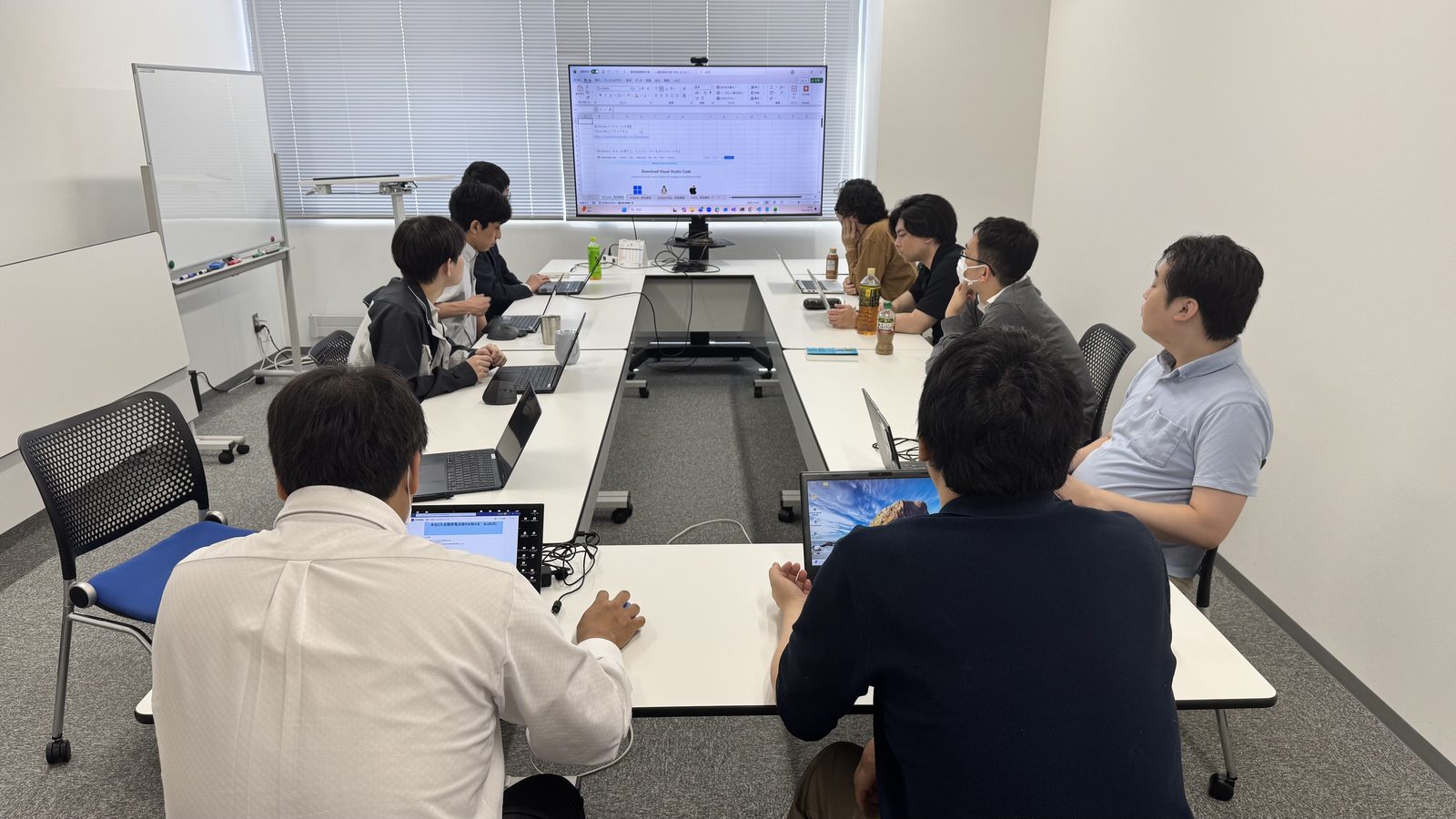 LIC社内で新人研修の進め方を議論する会議の様子